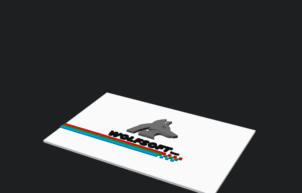 Schrägansicht des 3D-Modells: Wolfskopf, Schriftzug und die drei farbigen Streifen stehen unterschiedlich hoch von der Trägerplatte ab